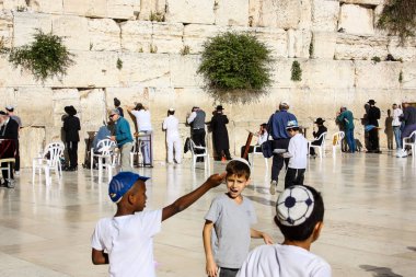 Jerusalem İsrail 14 Mayıs 2018 bilinmeyenli insanlar açık Batı dua eski Kudüs şehri akşam duvar.