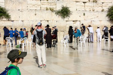 Jerusalem İsrail 14 Mayıs 2018 bilinmeyenli insanlar açık Batı dua eski Kudüs şehri akşam duvar.