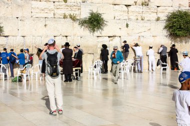 Jerusalem İsrail 14 Mayıs 2018 bilinmeyenli insanlar açık Batı dua eski Kudüs şehri akşam duvar.