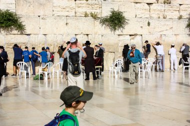 Jerusalem İsrail 14 Mayıs 2018 bilinmeyenli insanlar açık Batı dua eski Kudüs şehri akşam duvar.
