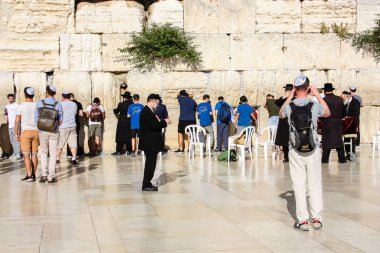 Jerusalem İsrail 14 Mayıs 2018 bilinmeyenli insanlar açık Batı dua eski Kudüs şehri akşam duvar.