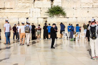 Jerusalem İsrail 14 Mayıs 2018 bilinmeyenli insanlar açık Batı dua eski Kudüs şehri akşam duvar.