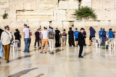 Jerusalem İsrail 14 Mayıs 2018 bilinmeyenli insanlar açık Batı dua eski Kudüs şehri akşam duvar.