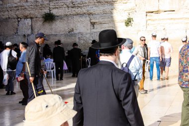 Jerusalem İsrail 14 Mayıs 2018 bilinmeyenli insanlar açık Batı dua eski Kudüs şehri akşam duvar.