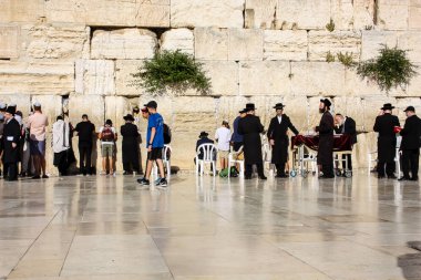 Jerusalem İsrail 14 Mayıs 2018 bilinmeyenli insanlar açık Batı dua eski Kudüs şehri akşam duvar.