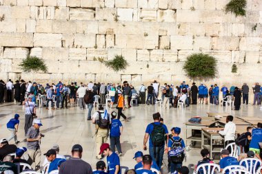 Jerusalem İsrail 14 Mayıs 2018 bilinmeyenli insanlar açık Batı dua eski Kudüs şehri akşam duvar.