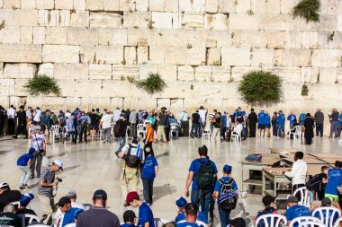 Jerusalem İsrail 14 Mayıs 2018 bilinmeyenli insanlar açık Batı dua eski Kudüs şehri akşam duvar.