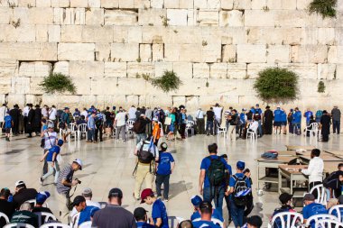 Jerusalem İsrail 14 Mayıs 2018 bilinmeyenli insanlar açık Batı dua eski Kudüs şehri akşam duvar.