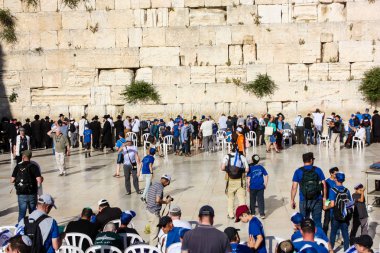 Jerusalem İsrail 14 Mayıs 2018 bilinmeyenli insanlar açık Batı dua eski Kudüs şehri akşam duvar.