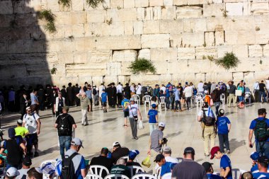 Jerusalem İsrail 14 Mayıs 2018 bilinmeyenli insanlar açık Batı dua eski Kudüs şehri akşam duvar.