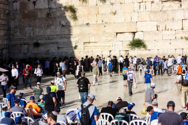 Jerusalem İsrail 14 Mayıs 2018 bilinmeyenli insanlar açık Batı dua eski Kudüs şehri akşam duvar.