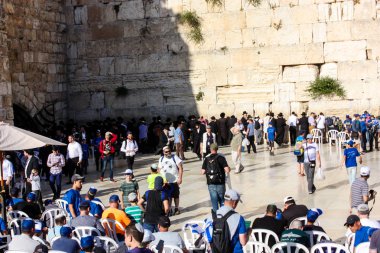 Jerusalem İsrail 14 Mayıs 2018 bilinmeyenli insanlar açık Batı dua eski Kudüs şehri akşam duvar.