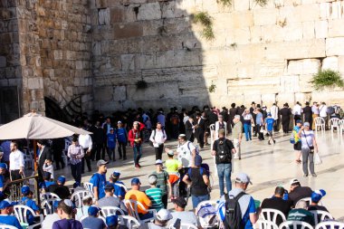 Jerusalem İsrail 14 Mayıs 2018 bilinmeyenli insanlar açık Batı dua eski Kudüs şehri akşam duvar.