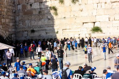 Jerusalem İsrail 14 Mayıs 2018 bilinmeyenli insanlar açık Batı dua eski Kudüs şehri akşam duvar.