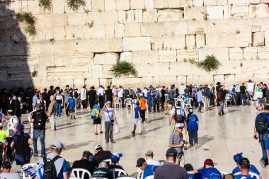 Jerusalem İsrail 14 Mayıs 2018 bilinmeyenli insanlar açık Batı dua eski Kudüs şehri akşam duvar.