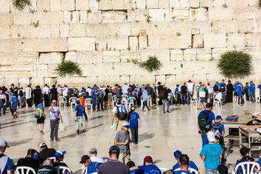Jerusalem İsrail 14 Mayıs 2018 bilinmeyenli insanlar açık Batı dua eski Kudüs şehri akşam duvar.