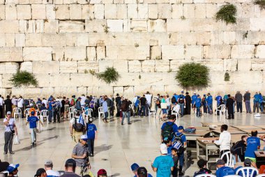 Jerusalem İsrail 14 Mayıs 2018 bilinmeyenli insanlar açık Batı dua eski Kudüs şehri akşam duvar.