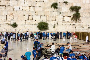 Jerusalem İsrail 14 Mayıs 2018 bilinmeyenli insanlar açık Batı dua eski Kudüs şehri akşam duvar.