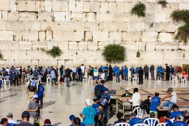 Jerusalem İsrail 14 Mayıs 2018 bilinmeyenli insanlar açık Batı dua eski Kudüs şehri akşam duvar.