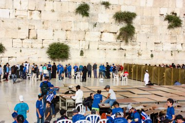 Jerusalem İsrail 14 Mayıs 2018 bilinmeyenli insanlar açık Batı dua eski Kudüs şehri akşam duvar.