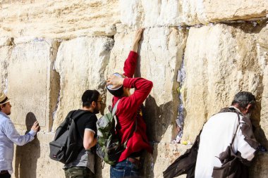 Jerusalem İsrail 14 Mayıs 2018 bilinmeyenli insanlar açık Batı dua eski Kudüs şehri akşam duvar.
