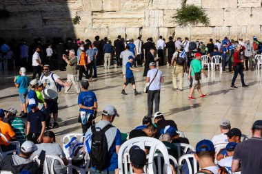 Jerusalem İsrail 14 Mayıs 2018 bilinmeyenli insanlar açık Batı dua eski Kudüs şehri akşam duvar.