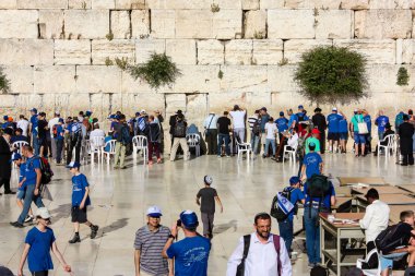 Jerusalem İsrail 14 Mayıs 2018 bilinmeyenli insanlar açık Batı dua eski Kudüs şehri akşam duvar.