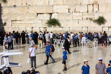 Jerusalem İsrail 14 Mayıs 2018 bilinmeyenli insanlar açık Batı dua eski Kudüs şehri akşam duvar.