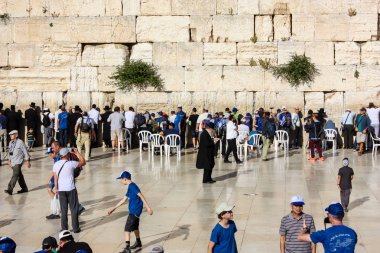 Jerusalem İsrail 14 Mayıs 2018 bilinmeyenli insanlar açık Batı dua eski Kudüs şehri akşam duvar.