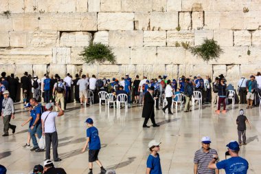 Jerusalem İsrail 14 Mayıs 2018 bilinmeyenli insanlar açık Batı dua eski Kudüs şehri akşam duvar.