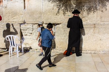 Jerusalem İsrail 14 Mayıs 2018 bilinmeyenli insanlar açık Batı dua eski Kudüs şehri akşam duvar.