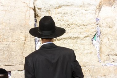Jerusalem İsrail 14 Mayıs 2018 bilinmeyenli insanlar açık Batı dua eski Kudüs şehri akşam duvar.