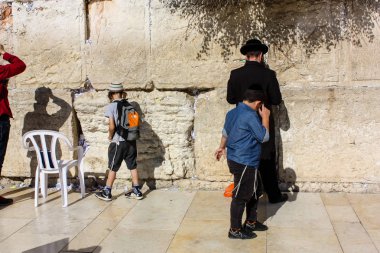 Jerusalem İsrail 14 Mayıs 2018 bilinmeyenli insanlar açık Batı dua eski Kudüs şehri akşam duvar.