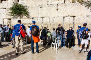 Jerusalem İsrail 14 Mayıs 2018 bilinmeyenli insanlar açık Batı dua eski Kudüs şehri akşam duvar.
