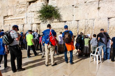 Jerusalem İsrail 14 Mayıs 2018 bilinmeyenli insanlar açık Batı dua eski Kudüs şehri akşam duvar.