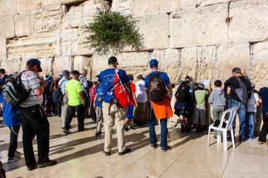 Jerusalem İsrail 14 Mayıs 2018 bilinmeyenli insanlar açık Batı dua eski Kudüs şehri akşam duvar.
