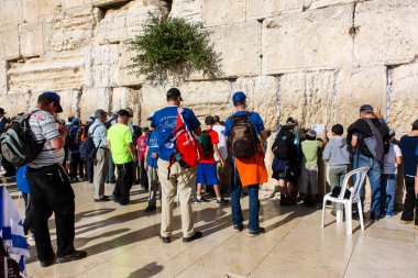 Jerusalem İsrail 14 Mayıs 2018 bilinmeyenli insanlar açık Batı dua eski Kudüs şehri akşam duvar.
