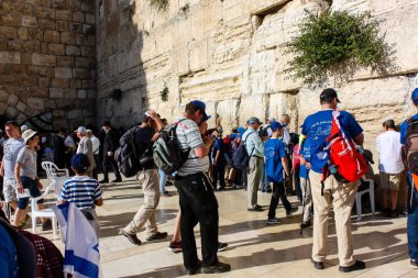 Jerusalem İsrail 14 Mayıs 2018 bilinmeyenli insanlar açık Batı dua eski Kudüs şehri akşam duvar.