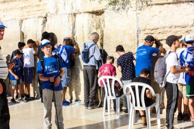 Jerusalem İsrail 14 Mayıs 2018 bilinmeyenli insanlar açık Batı dua eski Kudüs şehri akşam duvar.