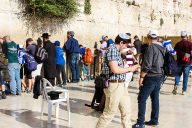 Jerusalem İsrail 14 Mayıs 2018 bilinmeyenli insanlar açık Batı dua eski Kudüs şehri akşam duvar.
