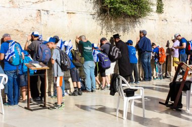 Jerusalem İsrail 14 Mayıs 2018 bilinmeyenli insanlar açık Batı dua eski Kudüs şehri akşam duvar.