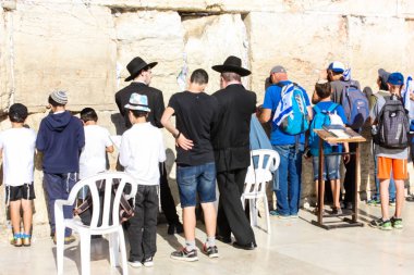 Jerusalem İsrail 14 Mayıs 2018 bilinmeyenli insanlar açık Batı dua eski Kudüs şehri akşam duvar.