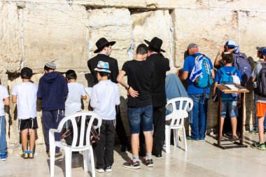 Jerusalem İsrail 14 Mayıs 2018 bilinmeyenli insanlar açık Batı dua eski Kudüs şehri akşam duvar.