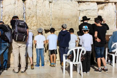 Jerusalem İsrail 14 Mayıs 2018 bilinmeyenli insanlar açık Batı dua eski Kudüs şehri akşam duvar.