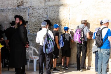 Jerusalem İsrail 14 Mayıs 2018 bilinmeyenli insanlar açık Batı dua eski Kudüs şehri akşam duvar.