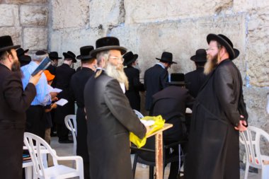 Jerusalem İsrail 14 Mayıs 2018 bilinmeyenli insanlar açık Batı dua eski Kudüs şehri akşam duvar.