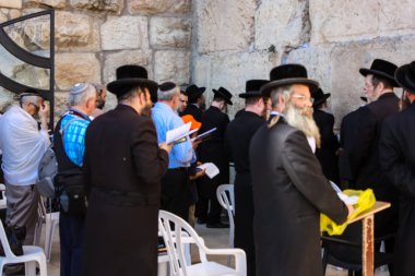 Jerusalem İsrail 14 Mayıs 2018 bilinmeyenli insanlar açık Batı dua eski Kudüs şehri akşam duvar.