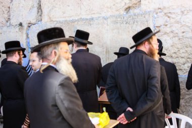 Jerusalem İsrail 14 Mayıs 2018 bilinmeyenli insanlar açık Batı dua eski Kudüs şehri akşam duvar.