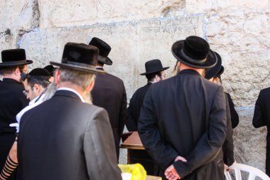 Jerusalem İsrail 14 Mayıs 2018 bilinmeyenli insanlar açık Batı dua eski Kudüs şehri akşam duvar.