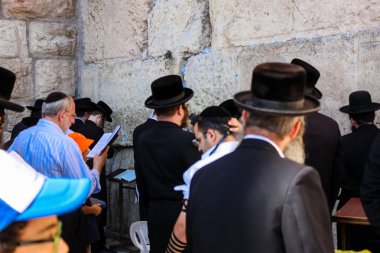 Jerusalem İsrail 14 Mayıs 2018 bilinmeyenli insanlar açık Batı dua eski Kudüs şehri akşam duvar.